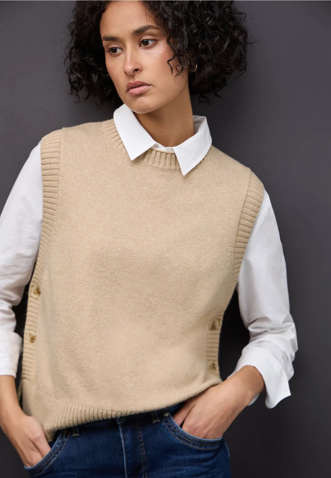 Sleeveless sweater             sanded beige