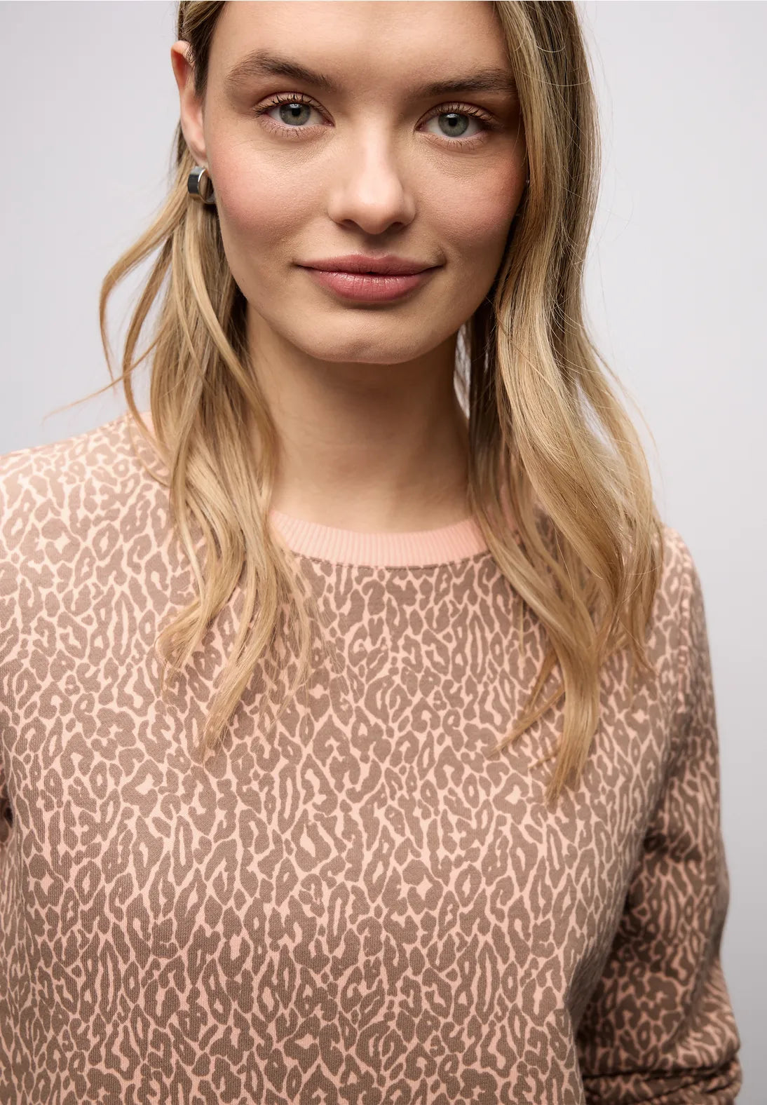 Crewneck w. Leo AOP    -        light apricot