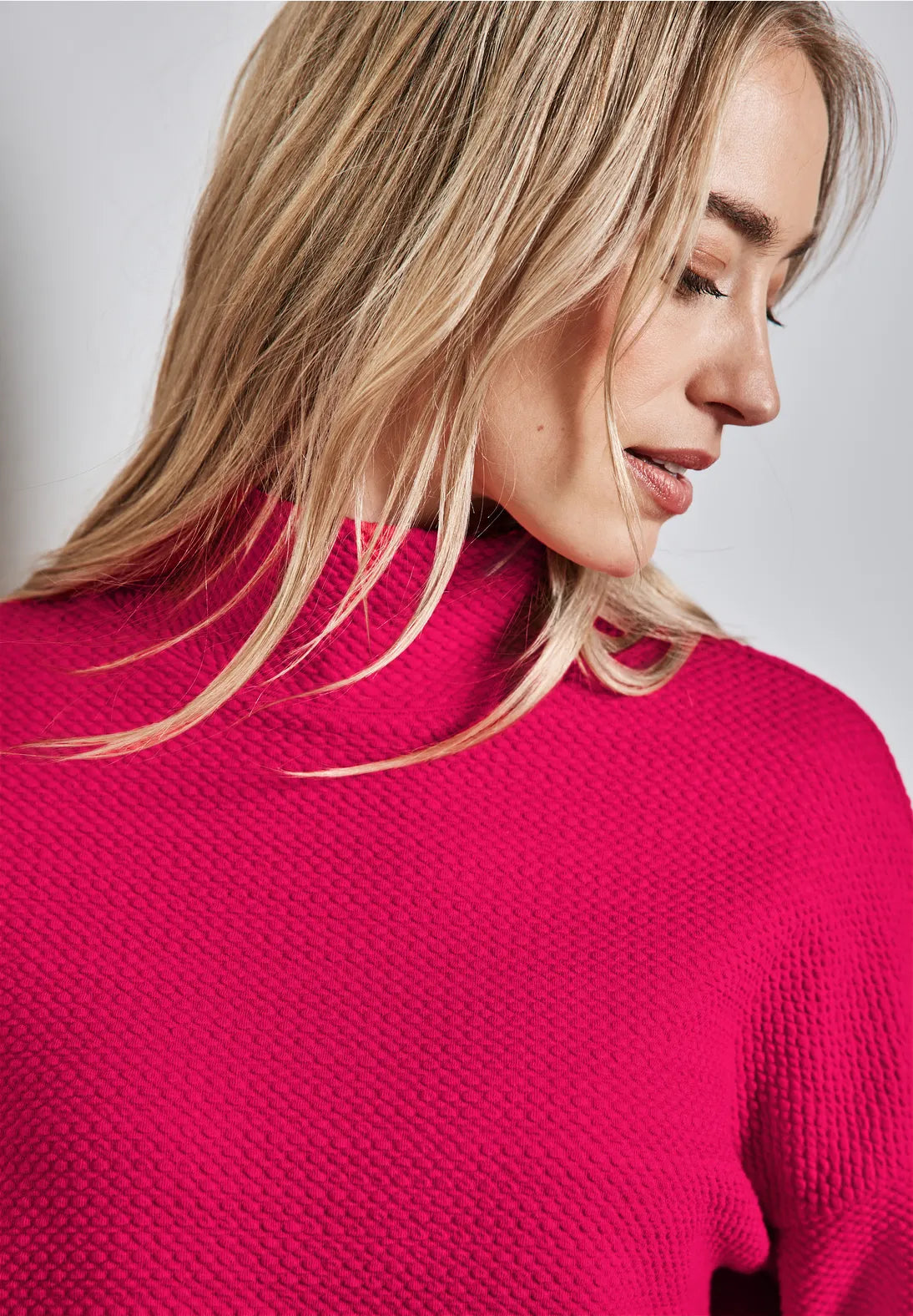 fine structure turtle neck top