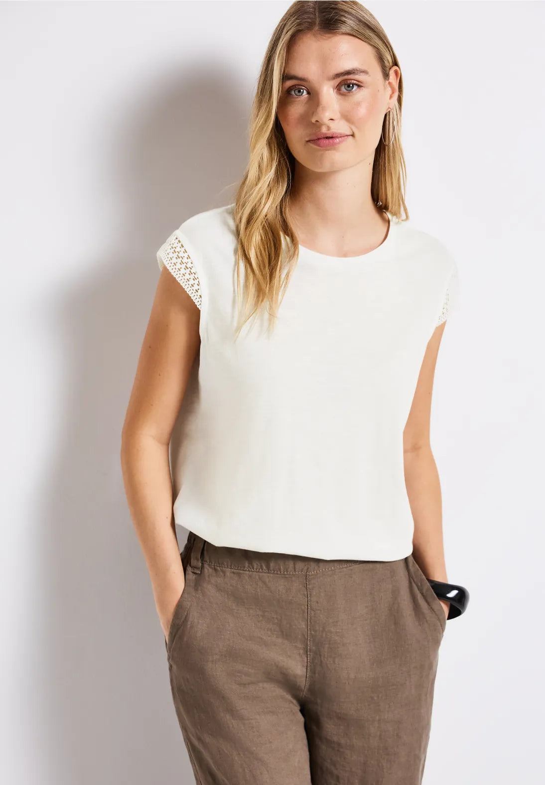 Top with crochet details          off white                      323693