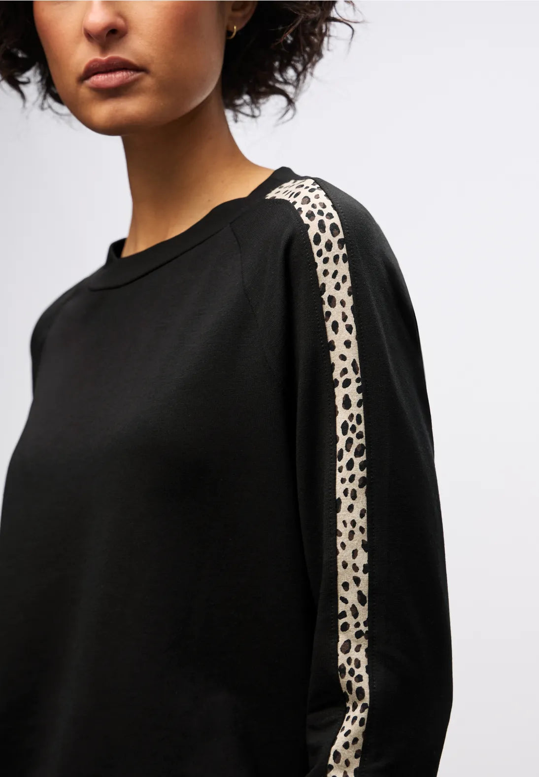 Top w Leopard Print Stripe   -  Black
