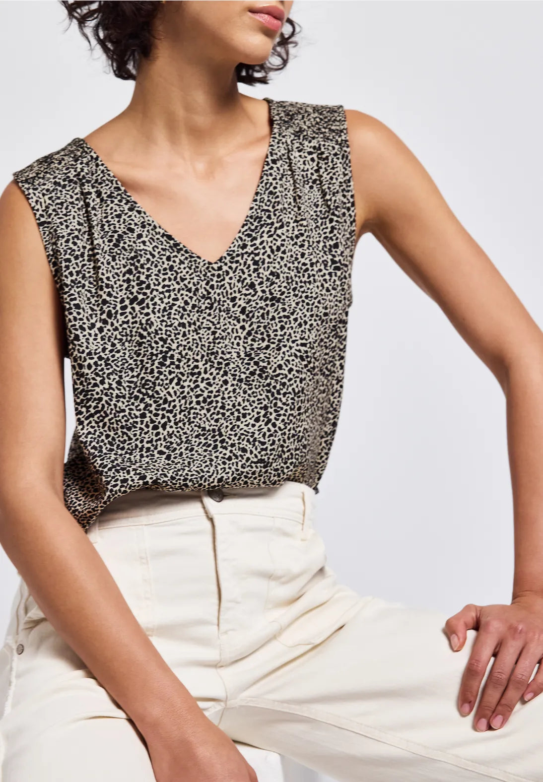 V-neck blouse w smok detail    cotton cream                   345737
