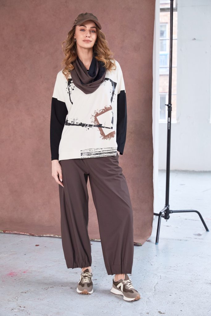 Placement cube print top with contrast sleeve-Sand/Black