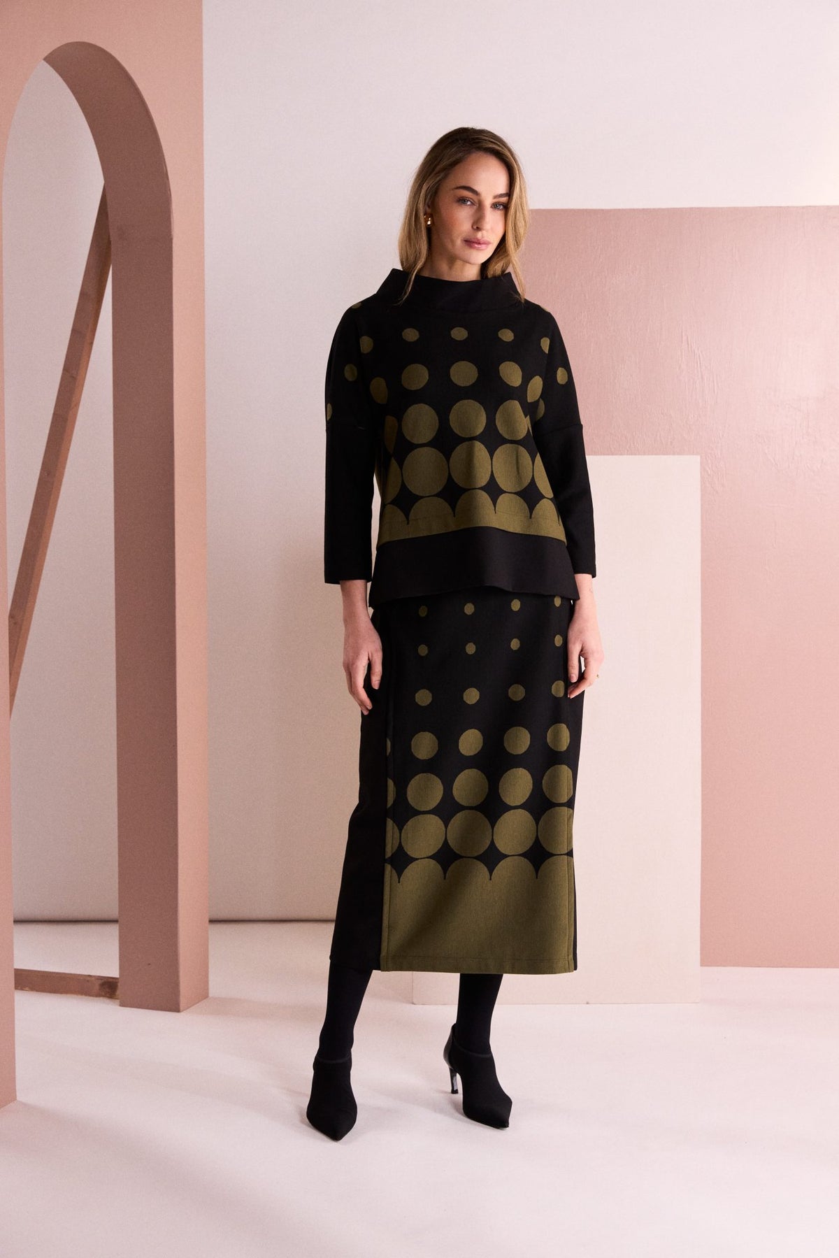 Spot Border Print Pull Up Skirt Black/Avocado NAW26266